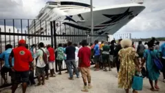 Wakaazi wakisaidia meli ya watalii katika kisiwa cha Vanuatu mwezi Disemba 2019 sula ambalo haliwezi kufanyika wakati ambapo mipaka imefungwa