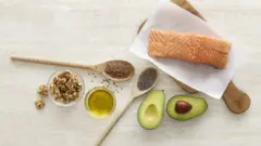 Les noix, l'huile d'olive, l'avocat et le poisson gras comme le saumon