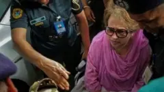 ২০১৮ সালের ৬ই অক্টোবর কারাগার থেকে হাসপাতালে নিয়ে যাওয়ার সময় খালেদা জিয়া।