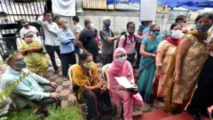 দিল্লির দরিয়াগঞ্জে একটি টিকাকরণ কেন্দ্রের সামনে লাইন