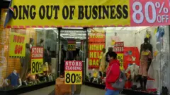 Negocio con cartel de cierre.