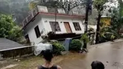 Takriban watu 26 walifariki katika mafuriko kusini mwa India baada ya mvua kali kusababisha mto kufurika , na kusababisha uharibifu mkubwa katika miji na vijiji.