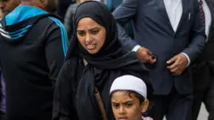 ব্রিটেনের কিছু মসজিদে নারীদের জন্য নামাজ পড়ার জন্য আলাদা জায়গার ব্যবস্থা আছে।