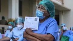 ကာကွယ်ဆေးထိုးသူတွေကို ဆေးထိုးပြီးပြီးချင်း ကျန်းမာရေး တာဝန်ရှိသူတွေက မိနစ် ၃၀ ဝန်းကျင် စောင့်ကြည့်