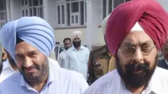 9 ਮਾਰਚ 2016 ਨੂੰ ਅੰਮ੍ਰਿਤਸਰ ਸਮੂਹਿਕ ਖ਼ੁਦਕੁਸ਼ੀ ਕੇਸ ਦੇ ਮੁੱਖ ਮੁਲਜ਼ਮ ਕੁਲਤਾਰ ਸਿੰਘ (ਲਾਲ ਪੱਗ) ਹਰਦੇਵ ਸਿੰਘ (ਅਸਮਾਨੀ ਪੱਗ) ਸੁਣਵਾਈ ਤੋਂ ਬਾਅਦ ਅੰਮ੍ਰਿਤਸਰ ਦੀ ਇੱਕ ਆਦਾਲਤ ਵਿੱਚੋਂ ਬਾਹਰ ਆਉਂਦੇ ਹੋਏ