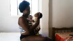 Une femme avec son bébé