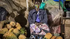 ኣብ ዕዳጋ ኣናናስ ዝሓዘት ሰበይቲ