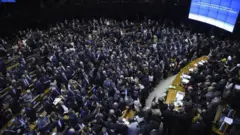 Plenário da Câmara lotado em sessão solene do Congresso
