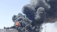 صورة أرشيفية تُظهر عمودًا كثيفًا من الدخان والنيران 