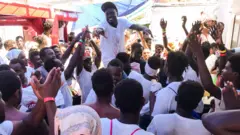 Muhaajiriinta oo damaashadayo marki ay heleen warka ku saabsan in la qaabilayo