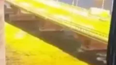 El puente de Crimea con algo de gua debajo.