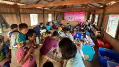 စစ်ပွဲဒေသတွေကို အရောက်သွား ဆေးကုပေးနေတဲ့ လူငယ်တွေ