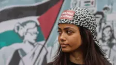 palestina, palestinska država, ko je sve priznao palestinu kao državu, devojka sa maramom i natpisom sloboda za palestinu