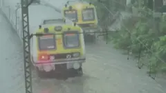 ముంబయిలో కుండపోత వర్షం.. చెరువులను తలపిస్తున్న రోడ్లు, రైల్వే స్టేషన్లు
