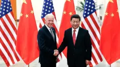 Shugaban Amurka Joe Biden na gaisawa da takwaransa na China Xi Jinping