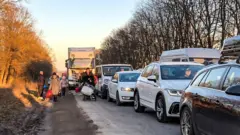 Filas de autos interminables en la carretera desde la ciudad ucraniana de Lviv hacia Polonia