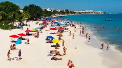Turistas en Playa del Carmen, México.