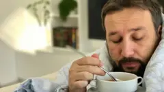 Un hombre come arropabo en una sábana