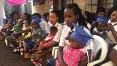 Des jeunes filles-mères avec leurs enfants sur leurs genoux