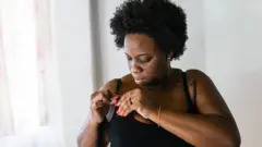 Femme avec un soutien-gorge