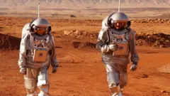 इसराइल के नेगेव रेगिस्तान में भविष्य में मंगल ग्रह पर लैंड करने के मिशन की तैयारी में जुटे दो अंतरिक्ष यात्री. इसराइल स्पेस एजेंसी और द ऑस्ट्रियन स्पेस फ़ोरम तीन हफ़्ते के एक मिशन की तैयारी कर रहे हैं.