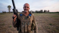 Ihor "The Knifer" posando con su armamento.