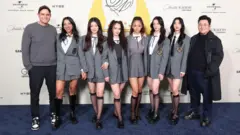 (da esquerda para a direita) John Janick, CEO da Interscope Geffen A&M Records, as seis integrantes do grupo de K-pop Katseye e Bang Si-hyuk, presidente da Hybe