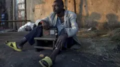 ሬድዮ የሚሰማ ግለሰብ