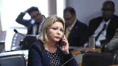 Selma Arruda aparece com o celular no ouvido durante reunião no Senado