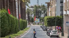 Un homme marchant seul dans une rue au Maroc.