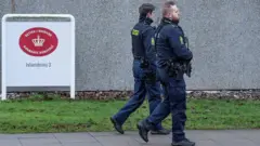 Polisi wenye silaha wakiwa kwenye doria