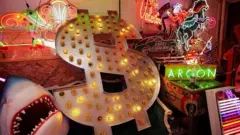 نخستین نمونه چاپی علامت دلار به دهه آخر قرن هجدهم میلادی و دستگاه چاپی در فیلادلفیا بازمی‌گردد