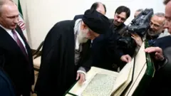 ولادیمیر پوتین چهار سال پیش در سفر به تهران کپی یک جلد قرآن خطی قدیمی به آیت الله علی خامنه ای هدیه داد