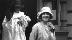 La futura reina, su madre y una enfermera, parten de la casa 17 de Bruton Street para su bautizo.