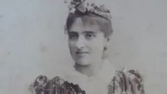 Enriqueta Compte i Riqué con 23 años.