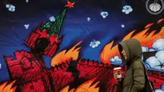 Цель санкций - лишить Кремль денег на захватнические войны. Мурал в Киеве