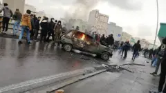 protestolarda yakılmış bir araç