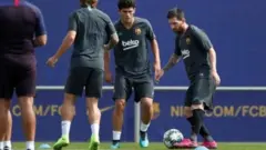 Lionel Messi tare da abokan wasansa yayin atasaye