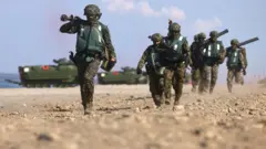 台灣屏東參與漢光演習的陸軍士兵從AAV7兩棲突擊車下車登岸（28/7/2022）