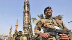 कराची में पाकिस्तानी सैनिक