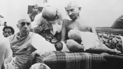जवाहरलाल नेहरू और महात्मा गांधी