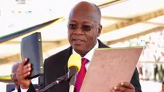 Perezida John Pombe Joseph Magufuli arahirira manda ya kabiri, nyuma ye harahiye visi perezida Madamu Samia Hassan Suluhu