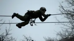 Российский солдат на учениях в горах в Крыму 25 марта 2021 года