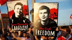 Протестующие с плакатом с требованием освободить Романа Протасевича в Варшаве 3 июня 2021 года