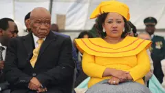 Lesotho Başbakanı Thomas Thabane (solda) ve Maesiah Thabane (sağda), ilk First Lady Lipolelo Thabane'nin 2017'de öldürülmesinden iki ay sonra evlenmişlerdi.