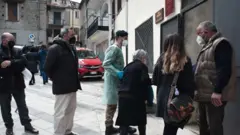 aşı olmaya giden yaşlı kadın