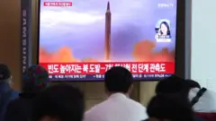 북한이 평양에서 동해상으로 단거리 탄도미사일(SRBM)을 발사한 지난 6일 서울 중구 서울역 대합실에서 시민들이 북한 미사일 관련 뉴스를 시청하고 있다