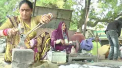 गुजरात के भरूच ज़िले की ये महिलाएं इस काम को बख़ूबी अंजाम दे रही हैं.