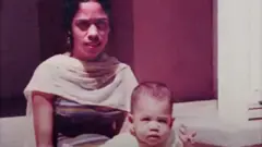 كامالا عندما كانت طفلة مع والدتها