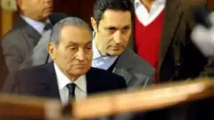 الرئيس المصري السابق محمد حسني مبارك ونجله علاء